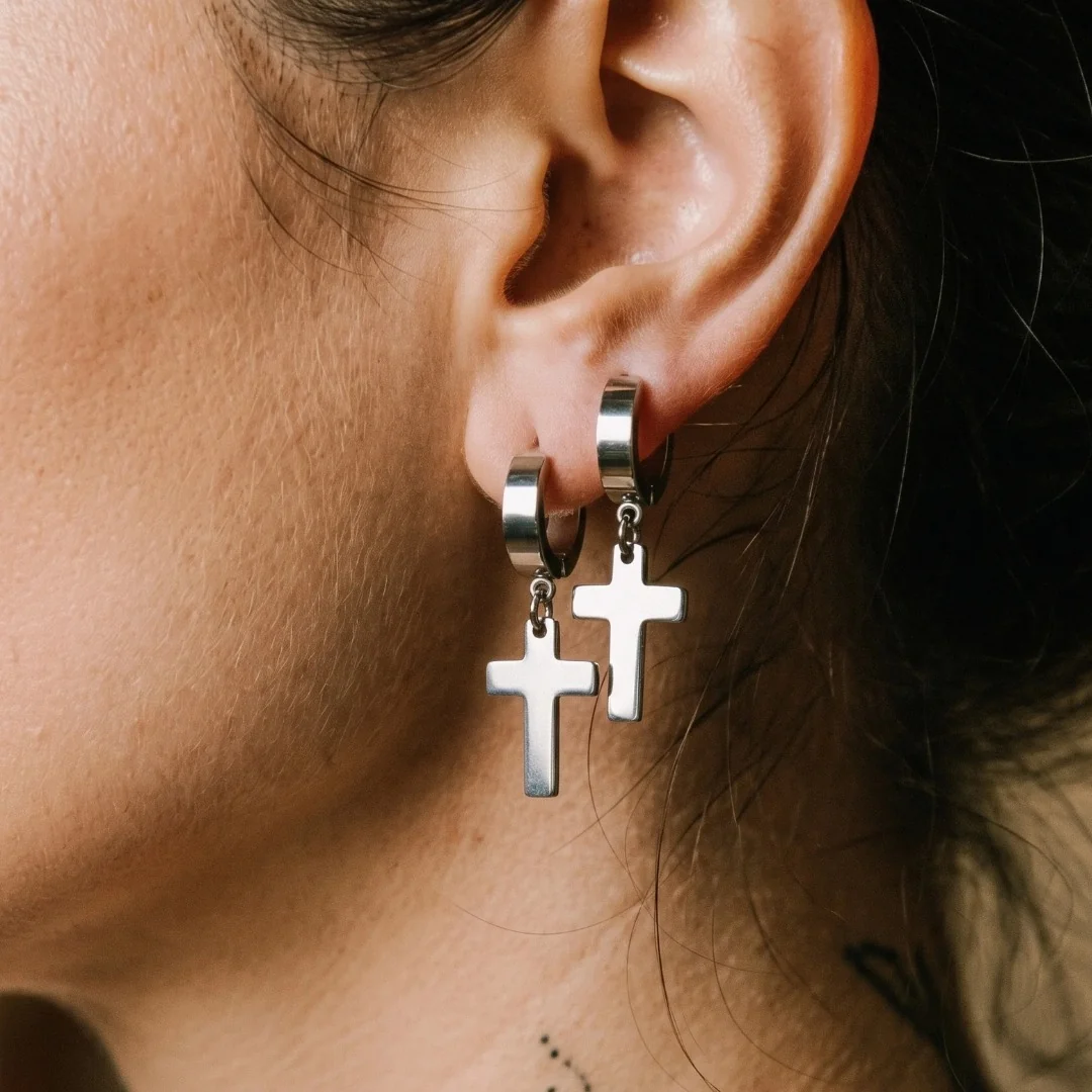 CROSS HANGER EARRINGS. - SILVER - Image 3